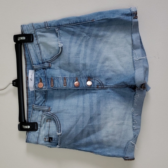 KanCan jean shorts, light wash, button fly, size 8/29 High Stretch Beach Vaca - Picture 2 of 11